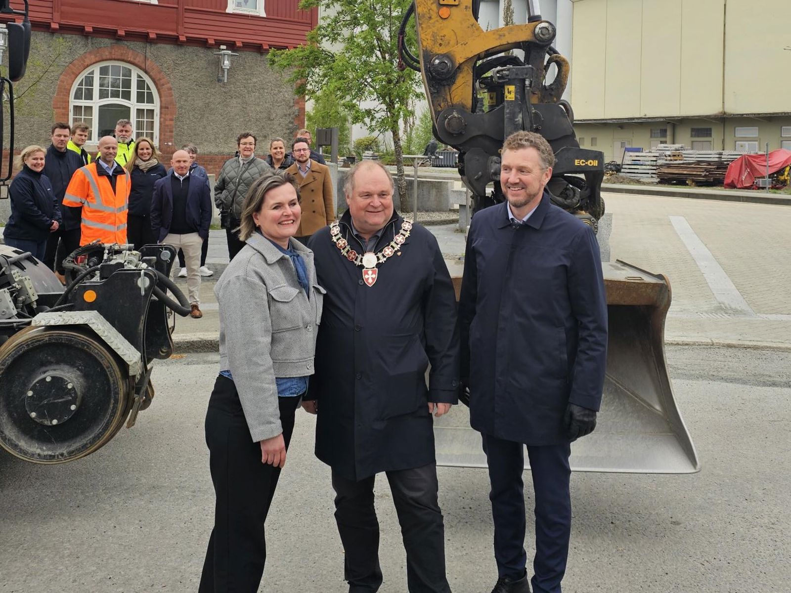 Bilde av statssekretær, ordfører i Verdal og fylkesordfører foran Verdal stasjon