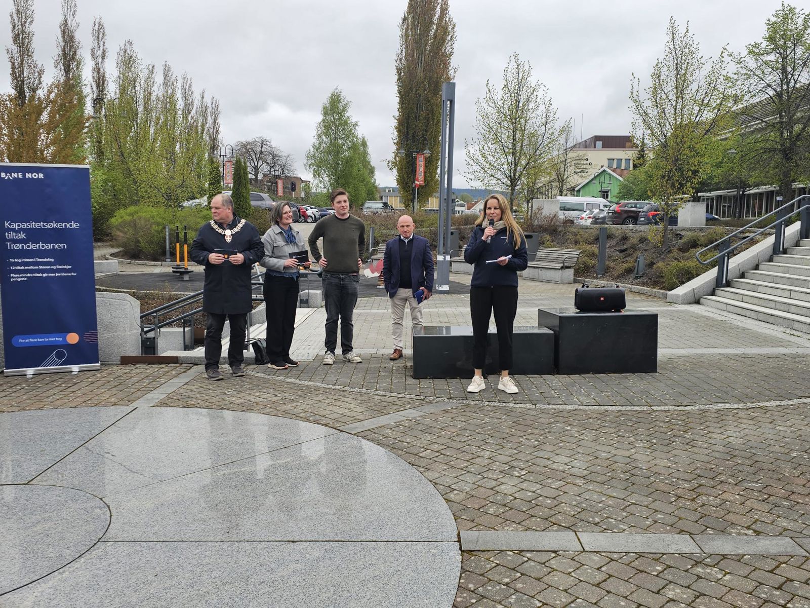 Prosjektsjef i Bane NOR Ingunn Skaufel ønsker velkommen.
