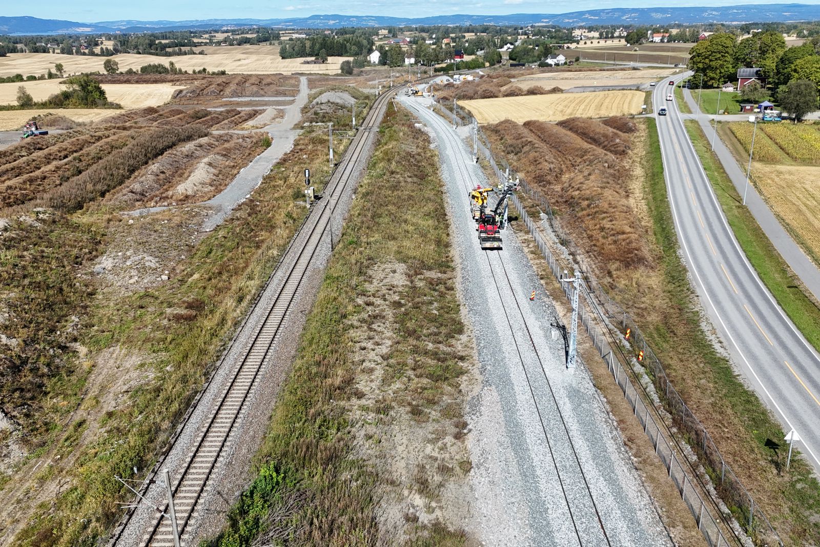 Jernbanespor gjennom åkerlandskap. 