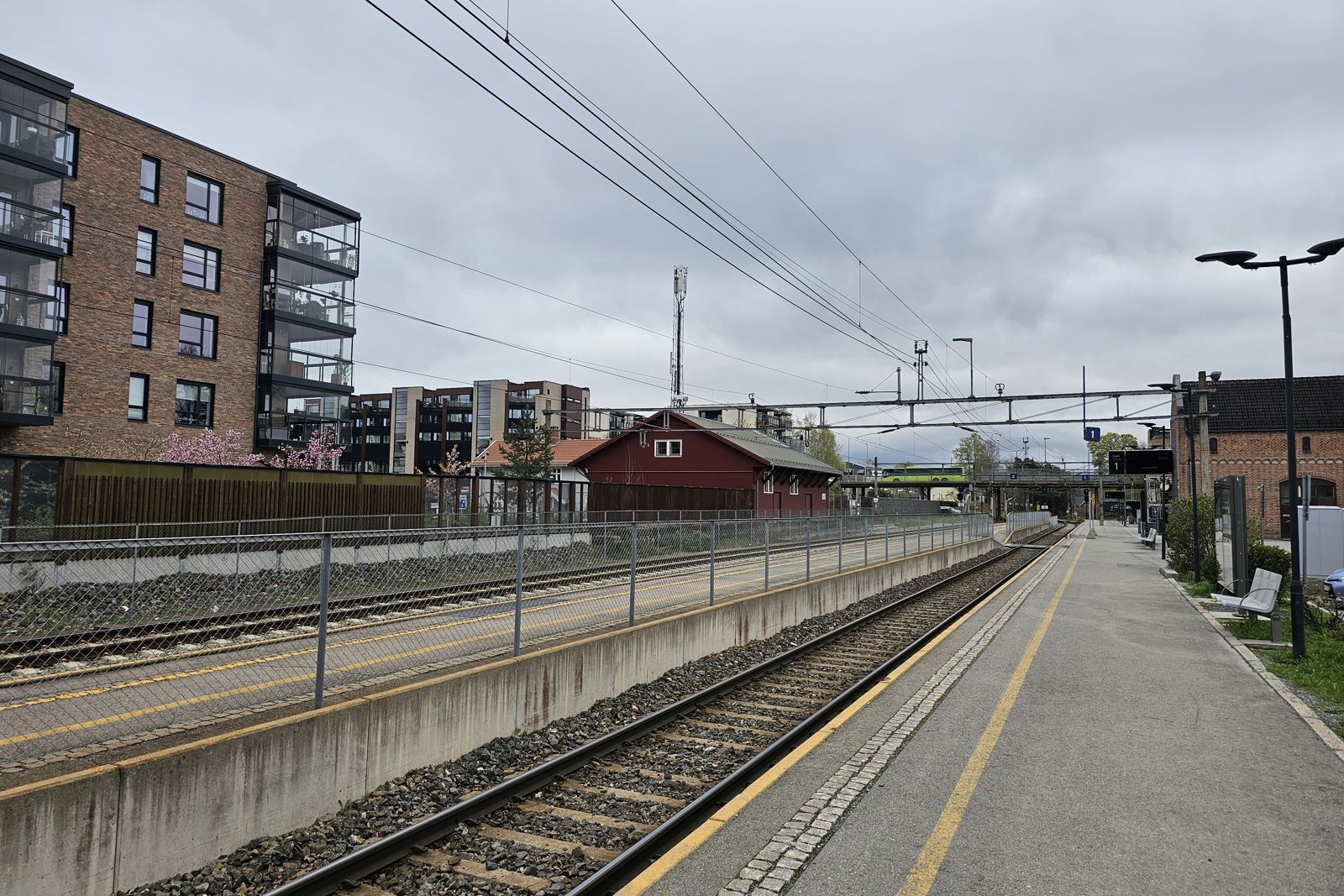 Bildet av Jessheim stasjon fra perrongen