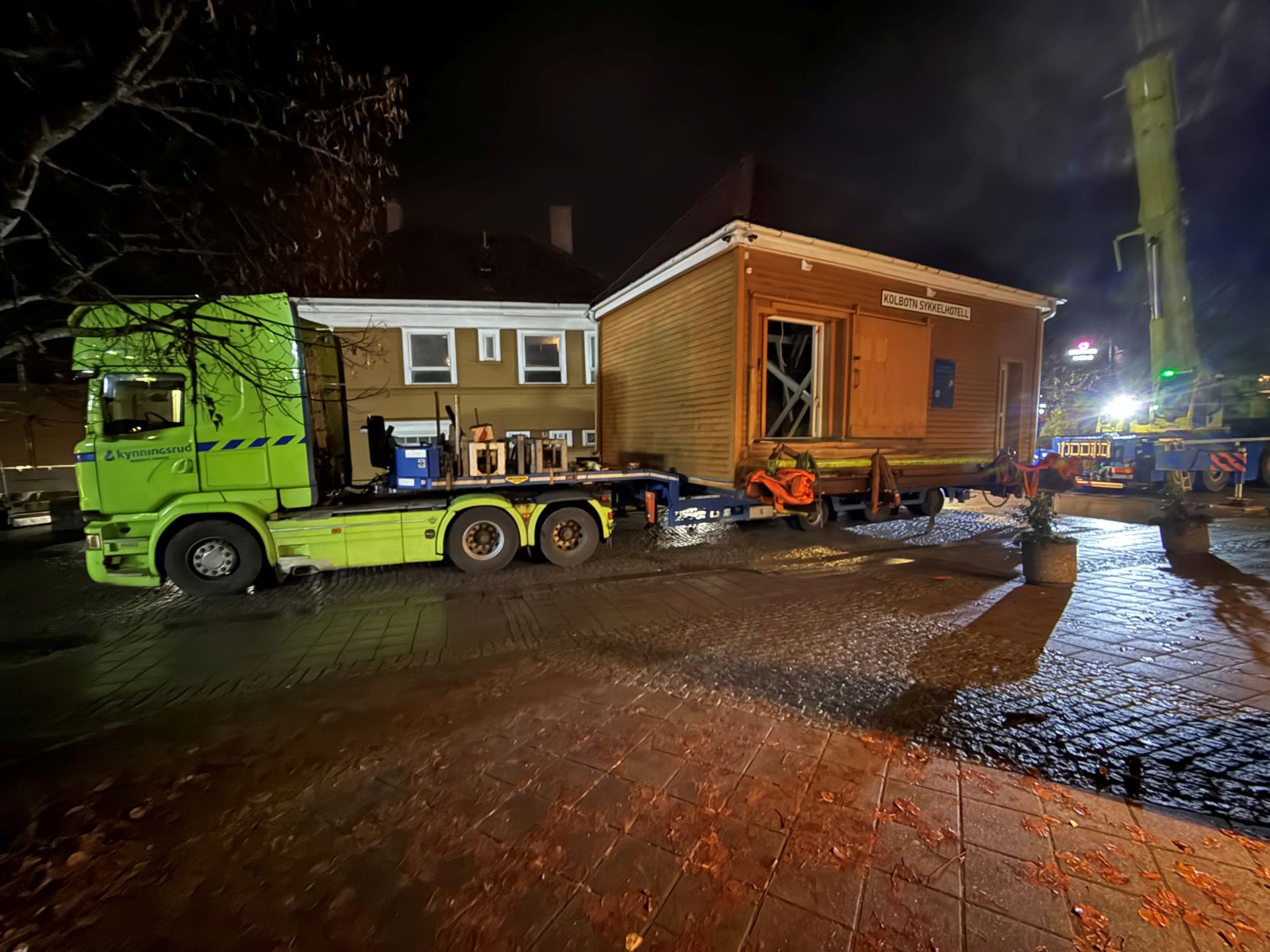 Bilen kjører sykkelhotellet til ny plassering