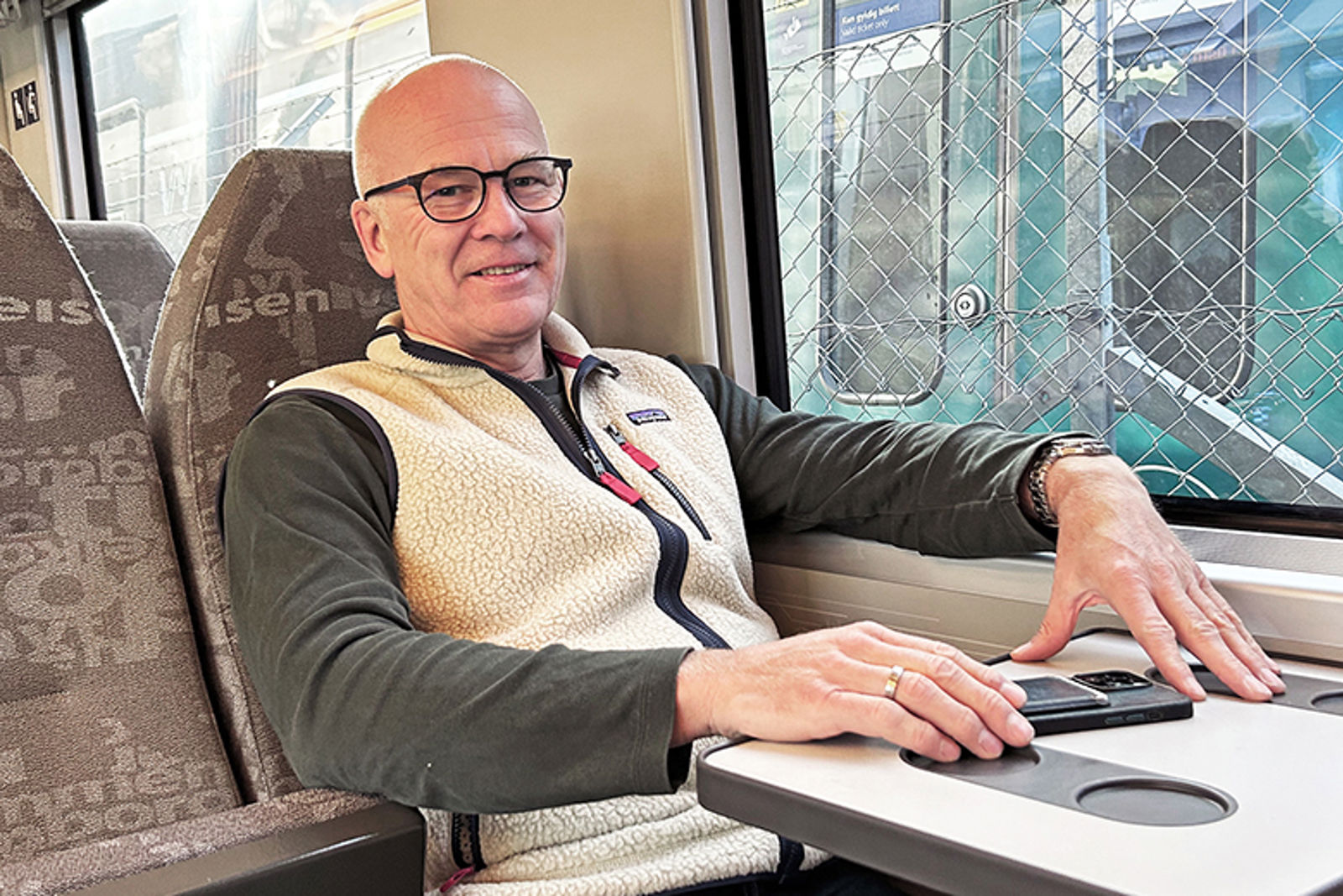 Mann som sitter på toget.