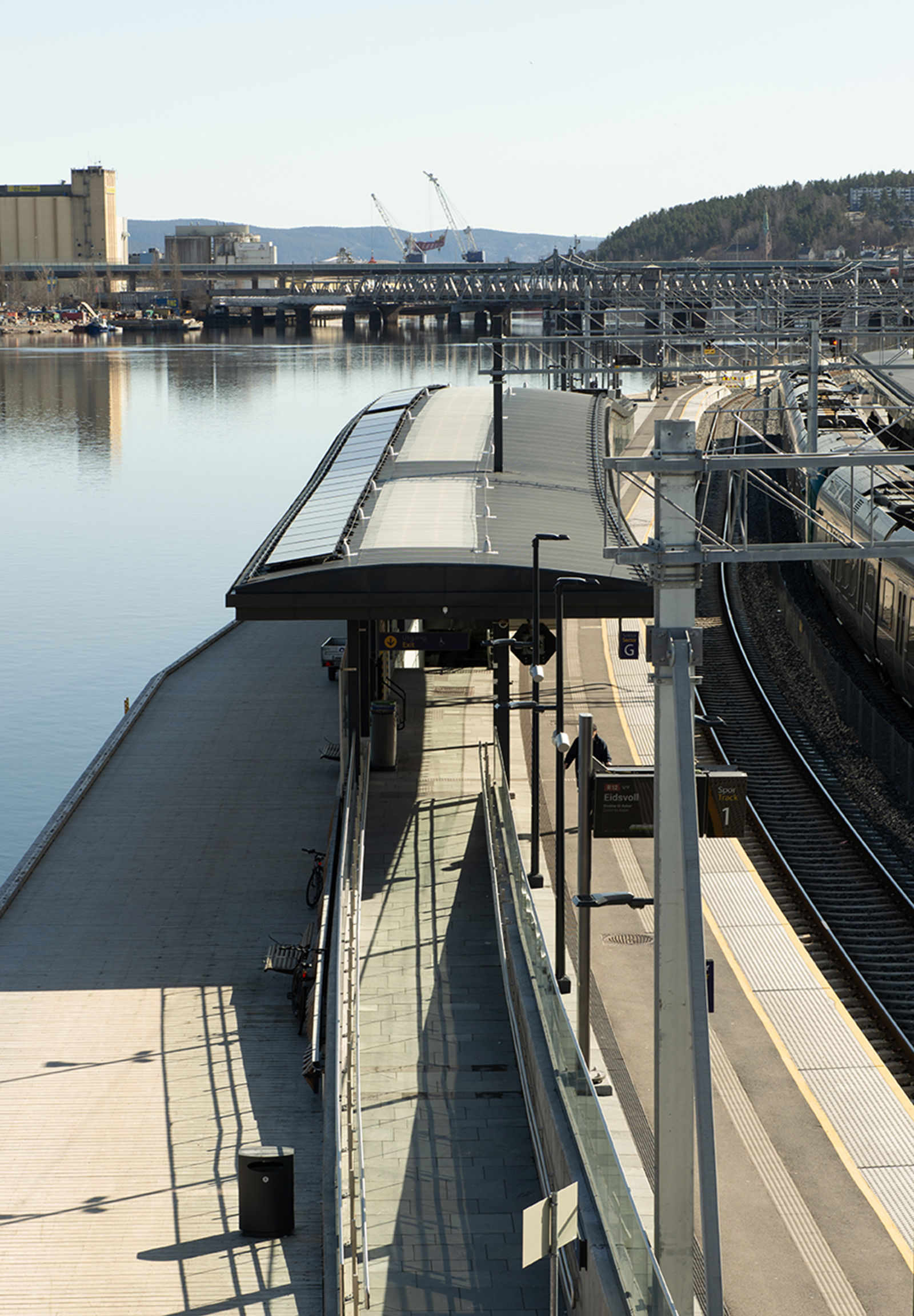 Bildeutsnitt av plattformtaket nærmest elva.