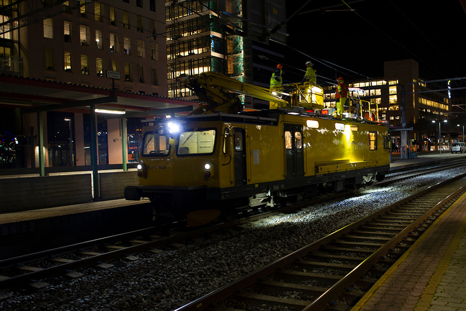 Nattbilde av skinnegående spesialmaskin på Oslo S