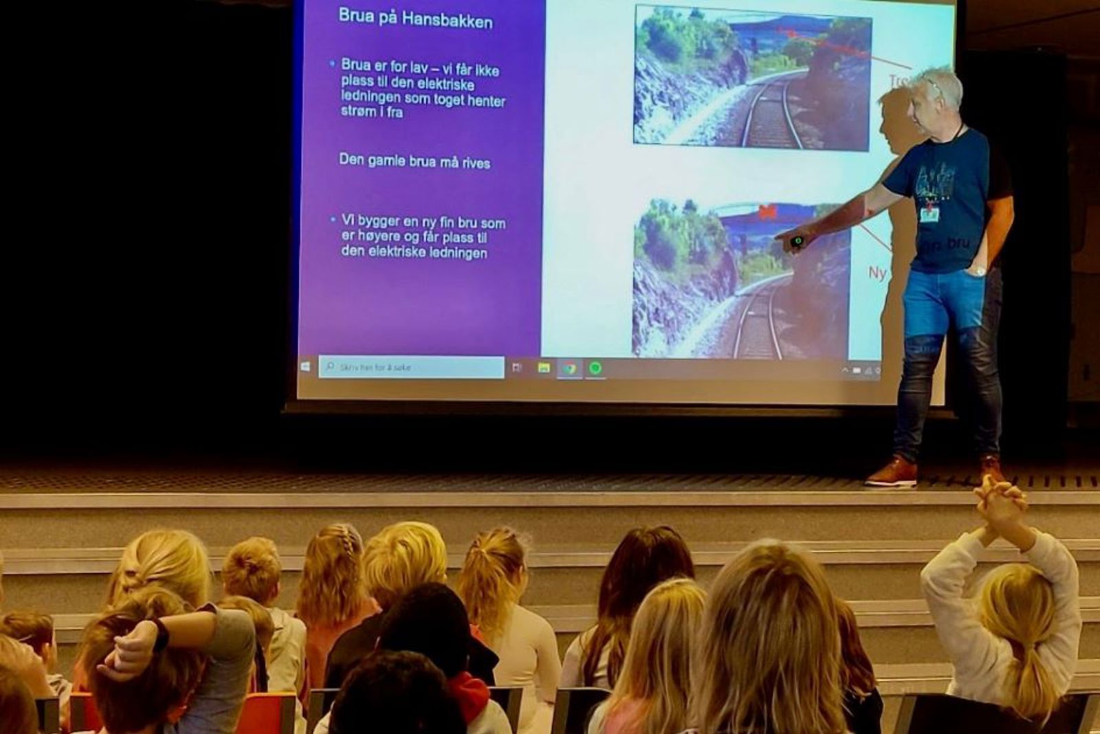 Elektrifiseringsprosjektets sikkerhets- og kvalitetsrådgiver Sveinung Bjørgvik engasjerte elevene med godt tilpasset informasjon om hva som skal skje på Hansbakken utenfor Trondheim i forbindelse med elektrifiseringen.