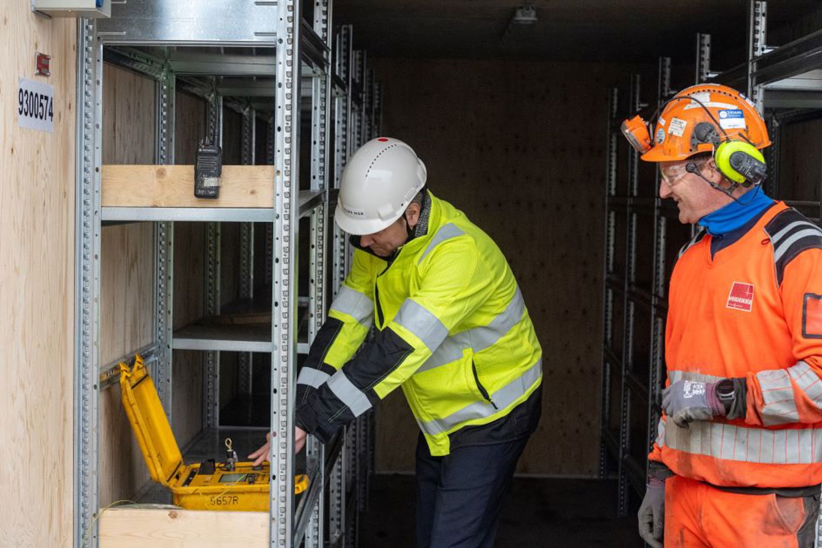 Samferdselsminister Jon-Ivar Nygård i det han fyrer av salven som markerer oppstart for utbyggingen av dobbeltsporet gjennom Stange kommune.
