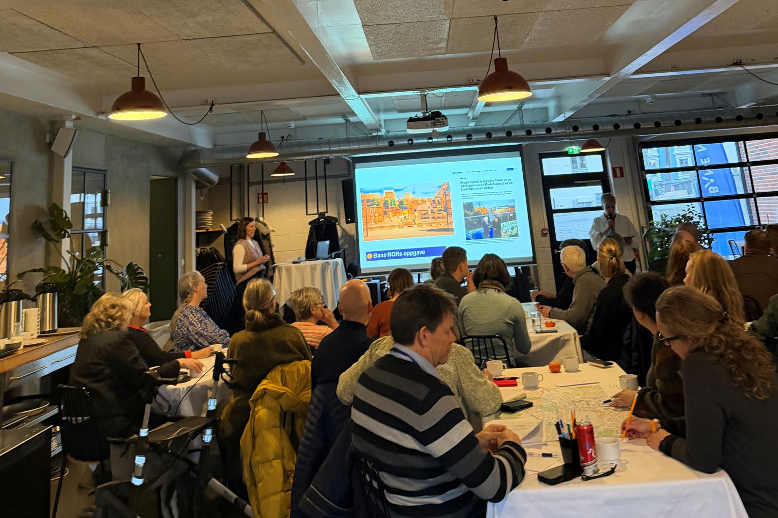 Mennesker i møterom