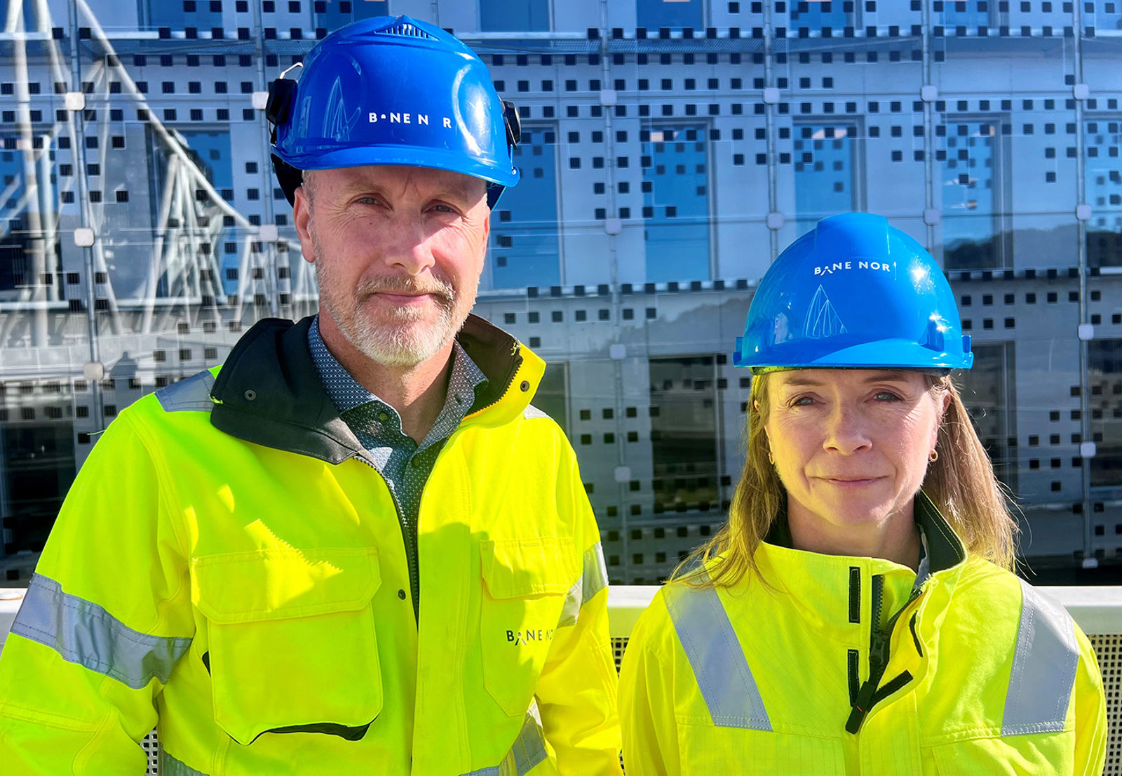 Personene er avbildet i vernetøy og hjelmer.