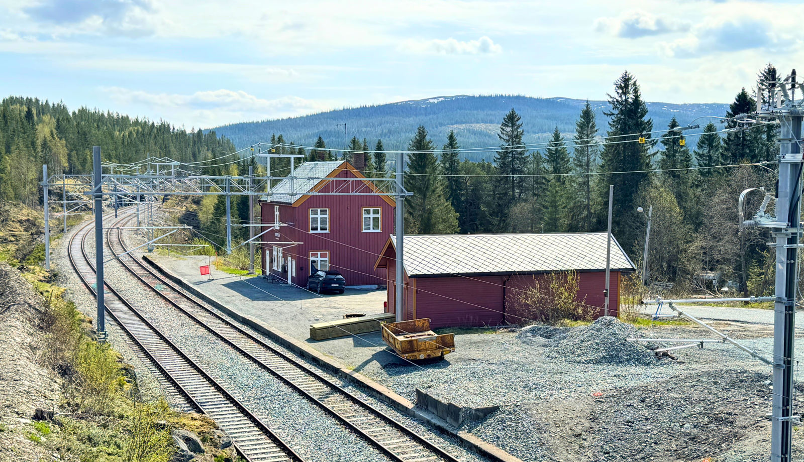 Oversiktsbilde over Kopperå stasjon med ferdig kontaktledningsanlegg.