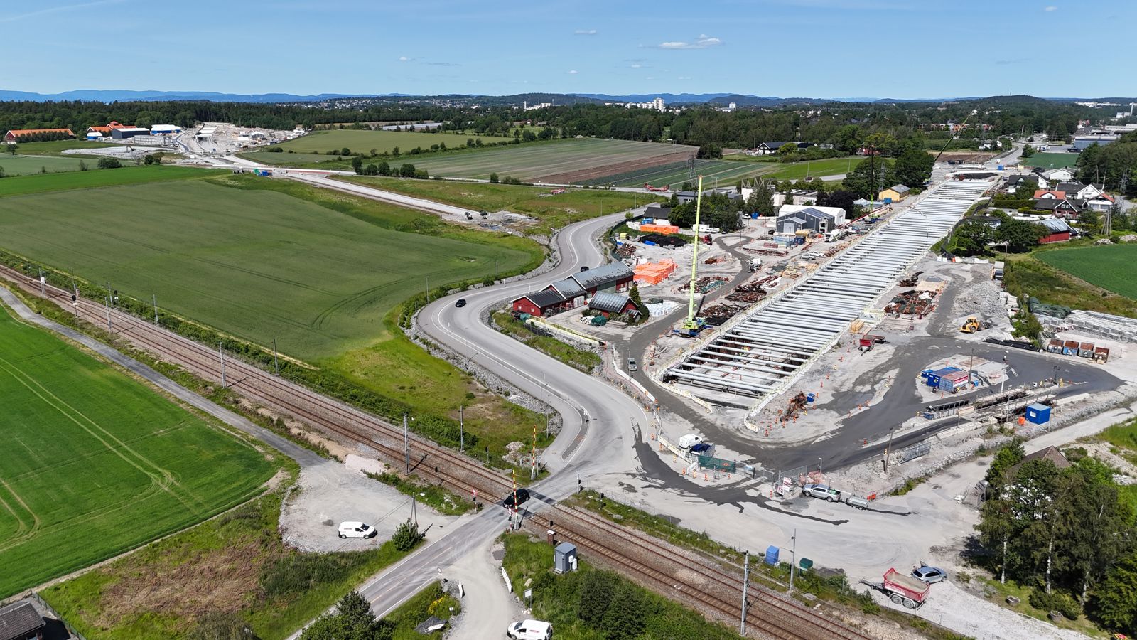 Dronebilde (12. juni) som viser Larkollveien kulvert fra luften. 