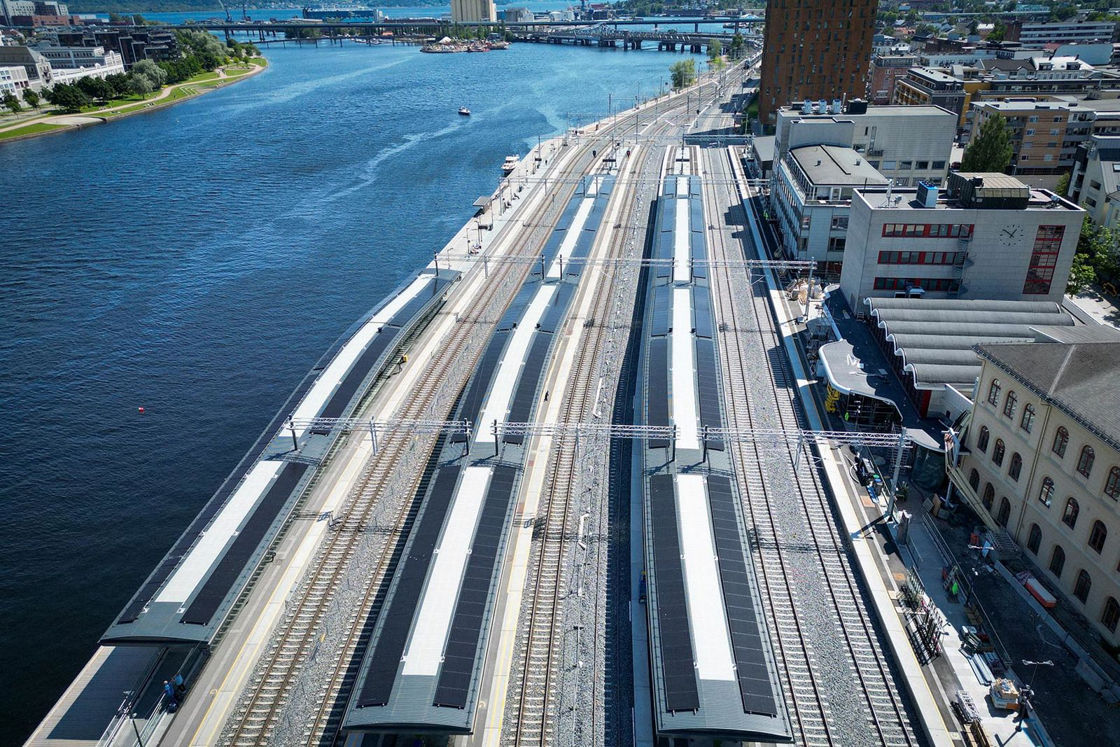 Dronefoto av Drammen stasjon. Plattformer og jernbanespor begynner å bli ferdig bygget