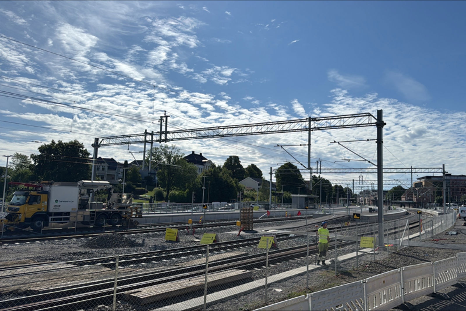 Bilde av spor og kontaktledningsanlegg på Tønsberg stasjon