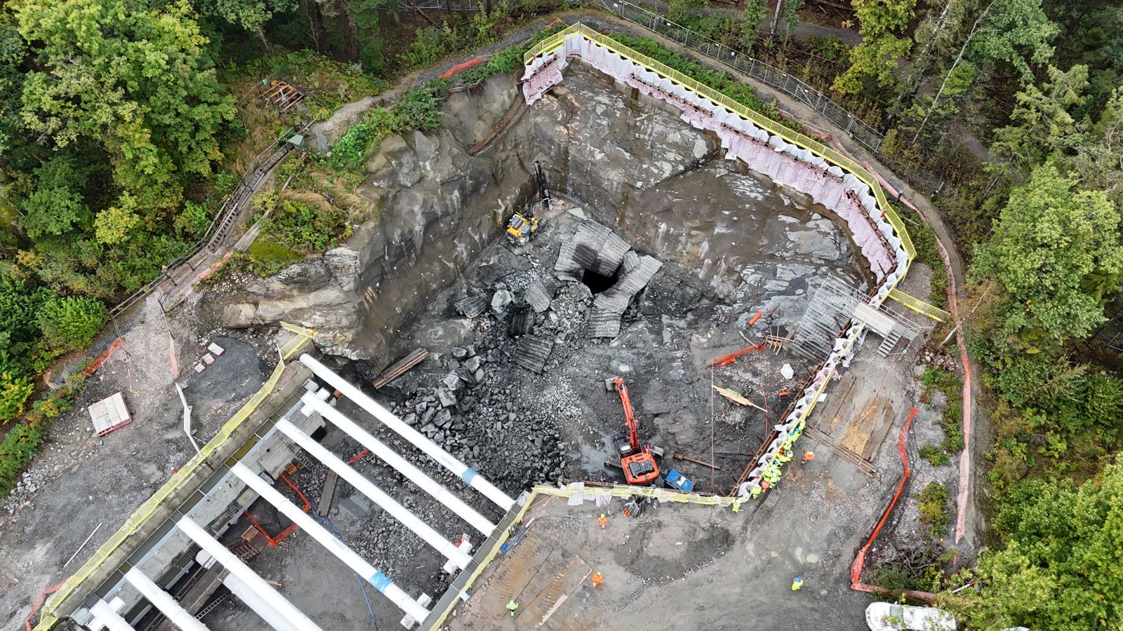 Dronebilde som viser gjennomslagshullet fra kulverten og inn i tunnelen.