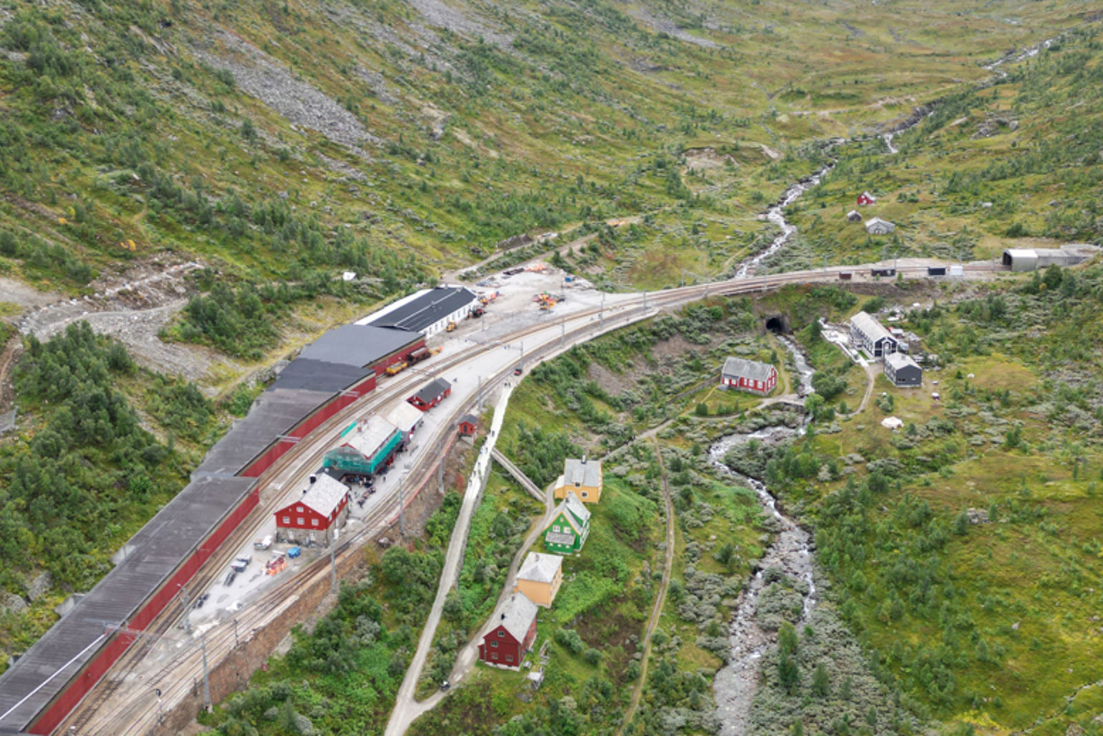 Dronebilde av Myrdal stasjon med spor og bygninger