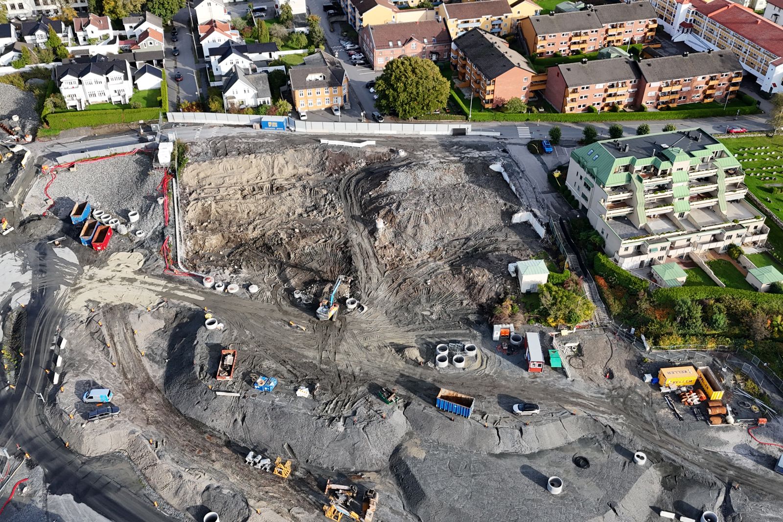 Dronefoto som viser tomten der de to byggene sto.