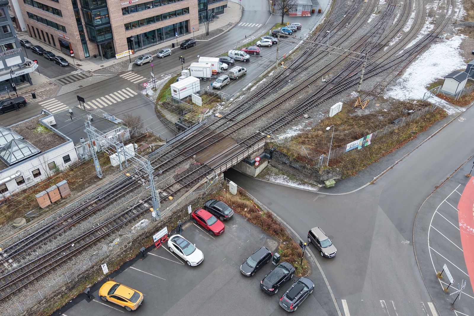 Dronebilde av Victoriaundergangen og jernbanen i Hamar sentrum. 