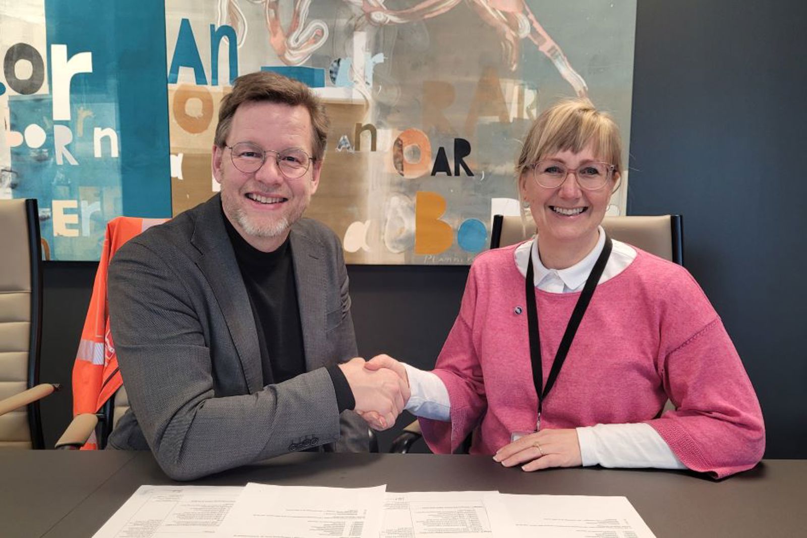 Konsernsjef Jimmy Bengtsson i Veidekke og konserndirektør Utbygging Stine Undrum i Bane NOR signerte avtalen om bygging av Hestnestunnelen i Bane NORs lokaler tirsdag 15. mars.