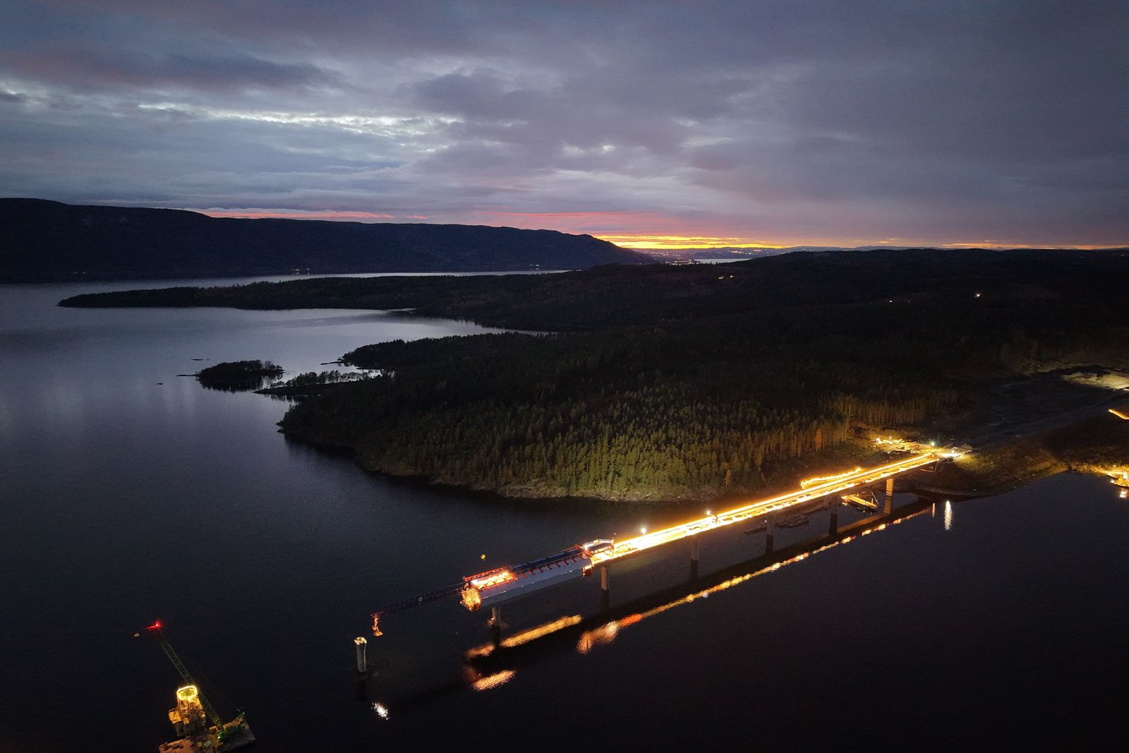Jernbanebru under bygging langs med Mjøsa i Stange kommune. 