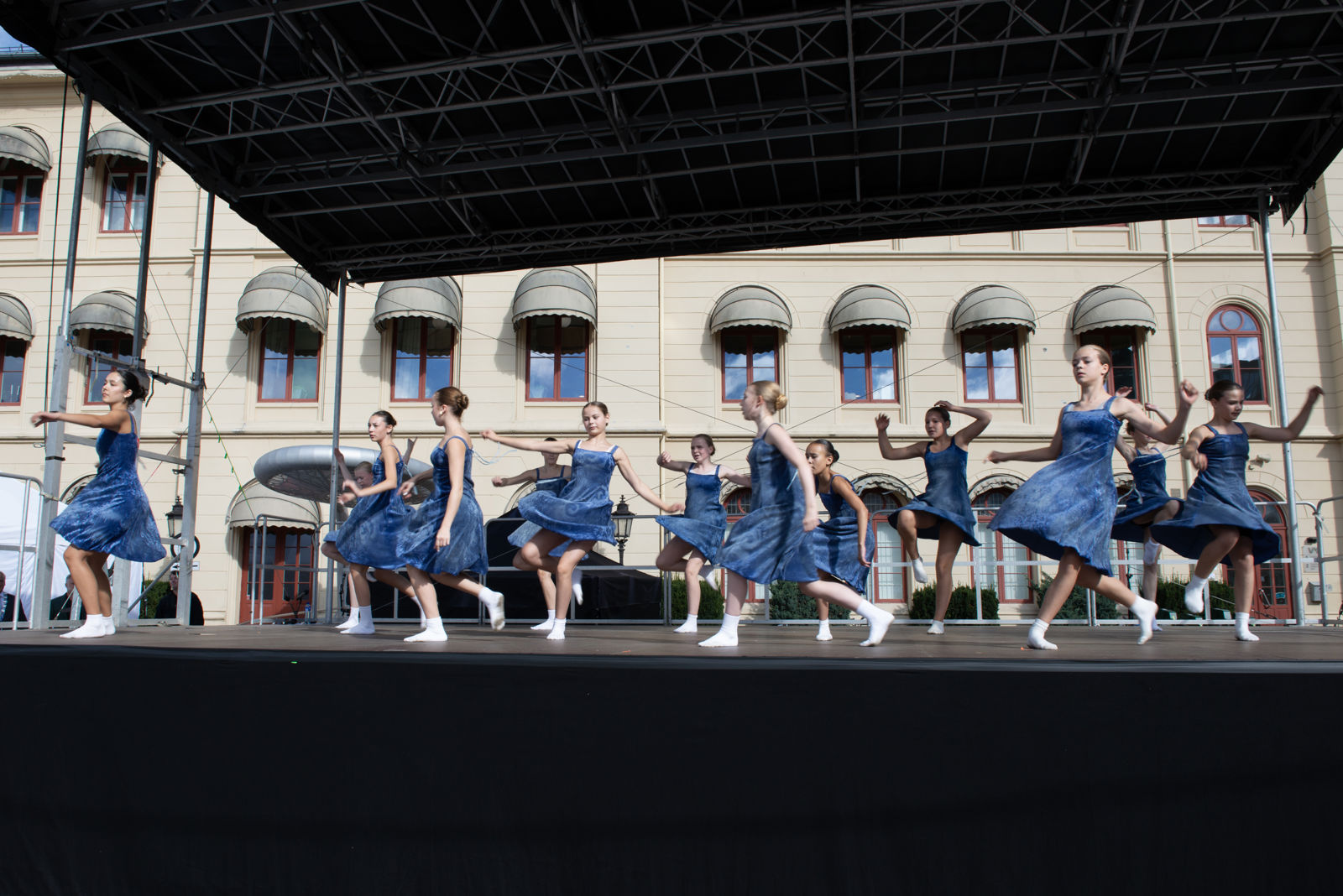 Dansende barn på scenen.