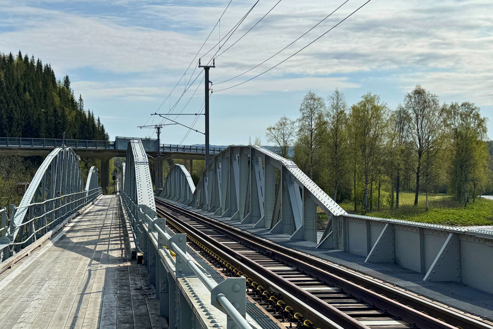 Bilde av brua ved Gudå stajson med ferdig bygget kontaktledningsanlegg. 