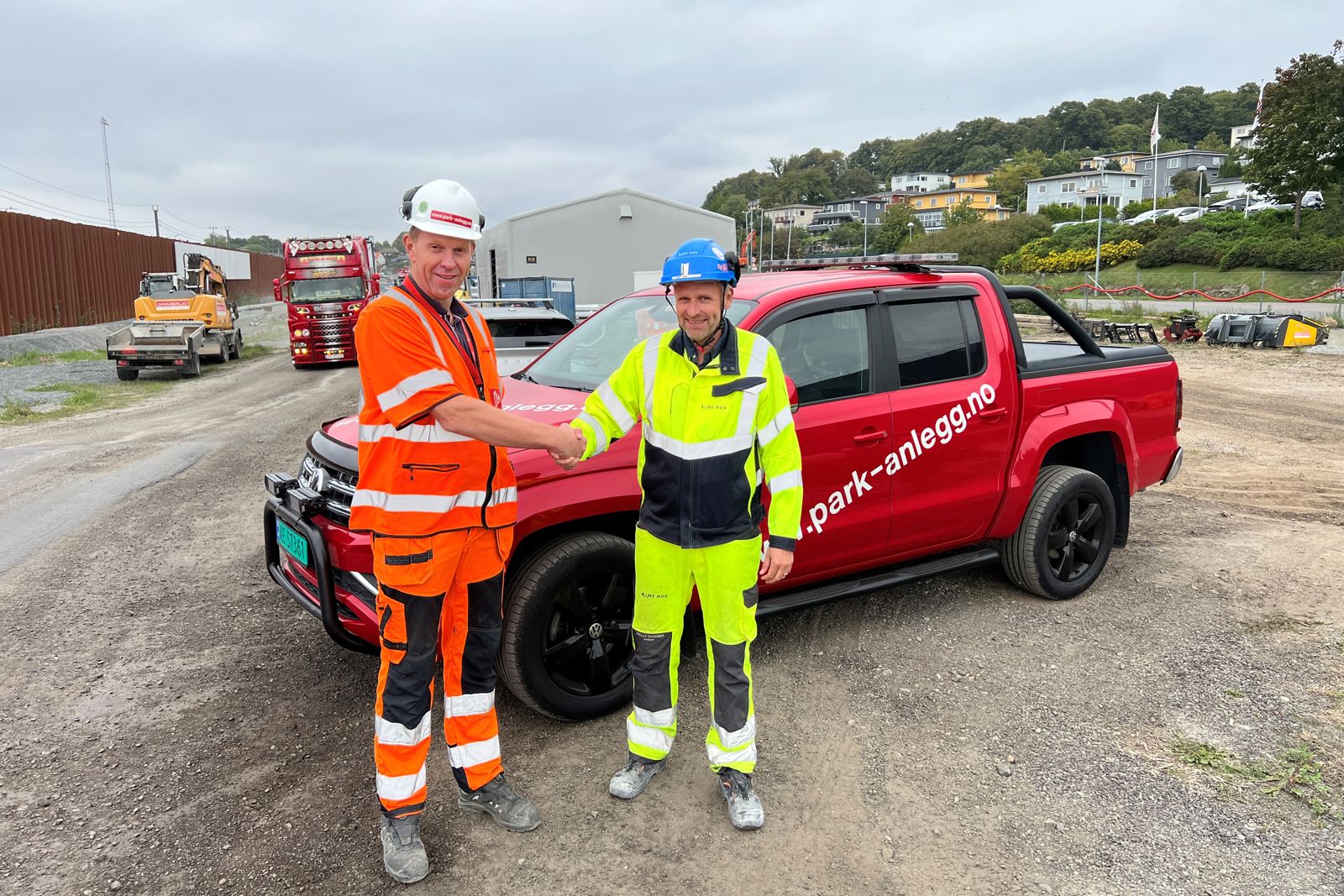 Bilde av to ledere fra Bane NOR og Park & Anlegg ute i anleggsområdet.