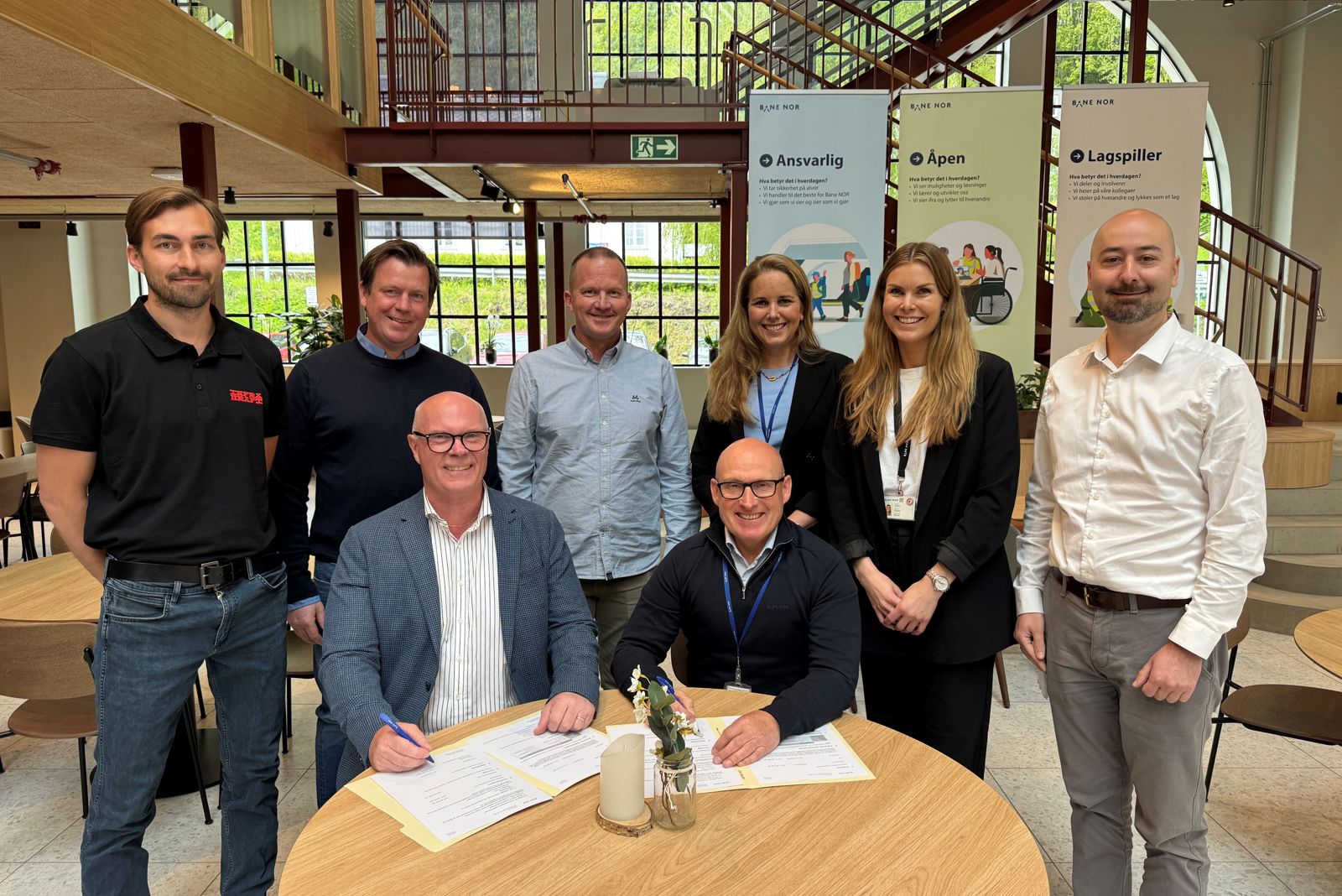 Gruppebilde fra signering av kontrakt for nye kryssingsspor