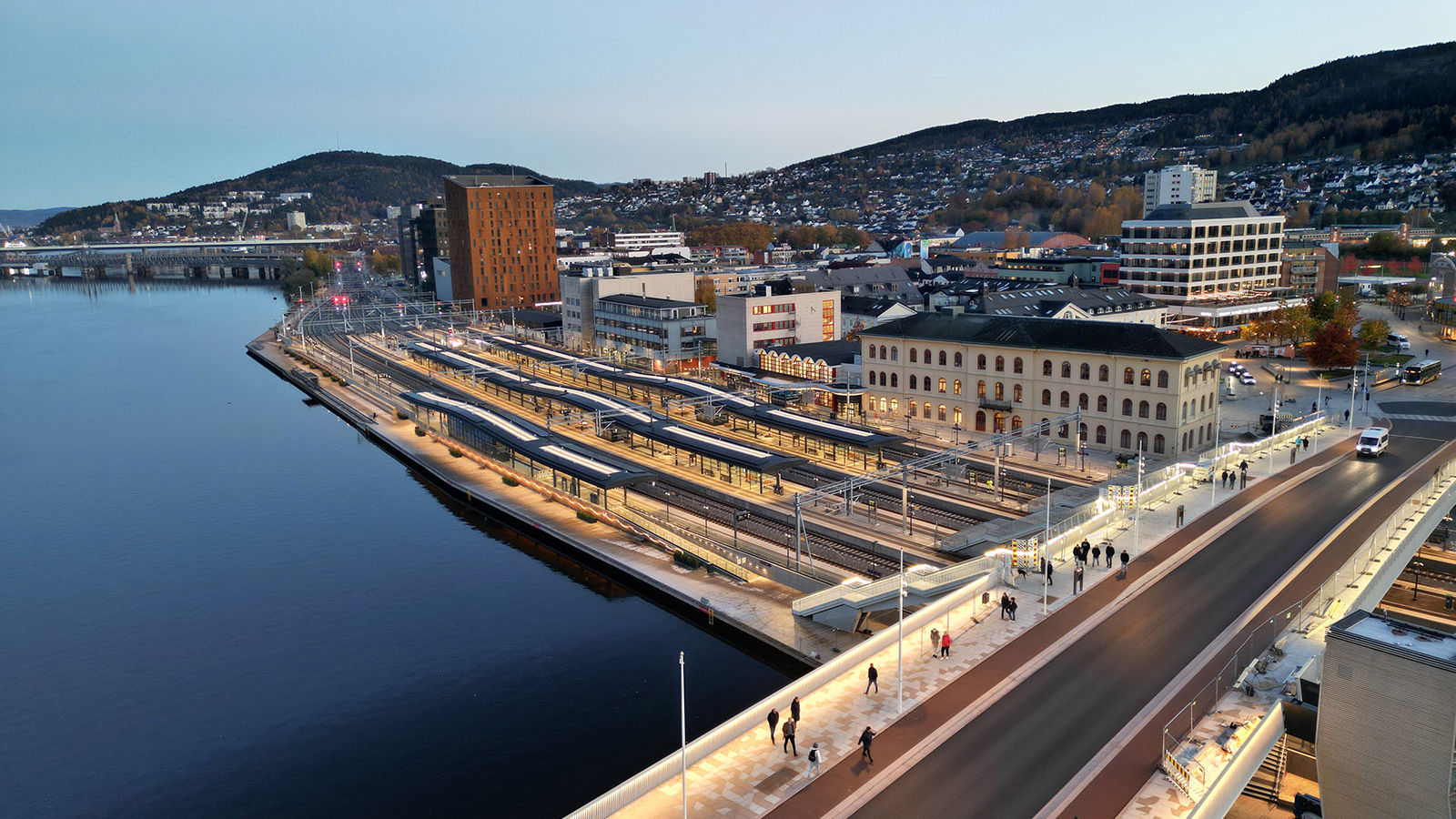 Dronefoto av stasjonen med bybrua i forkant.