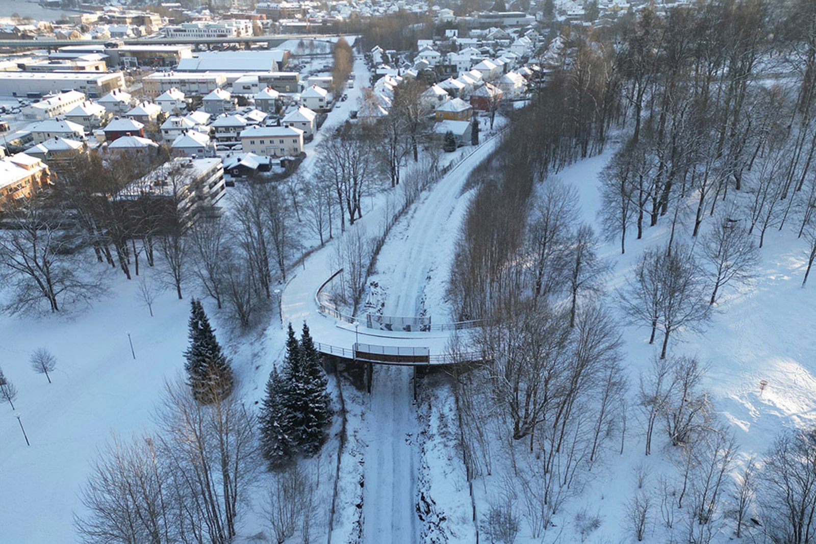 Bru over jernbanetrase.