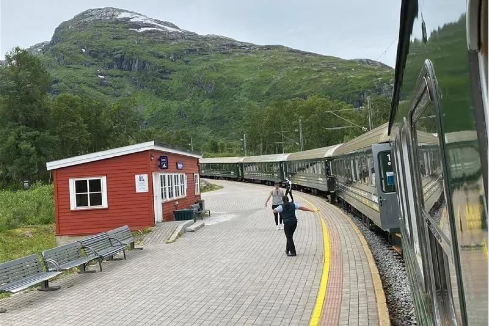 Eksteriørfoto av Vatnahalsen holdeplass